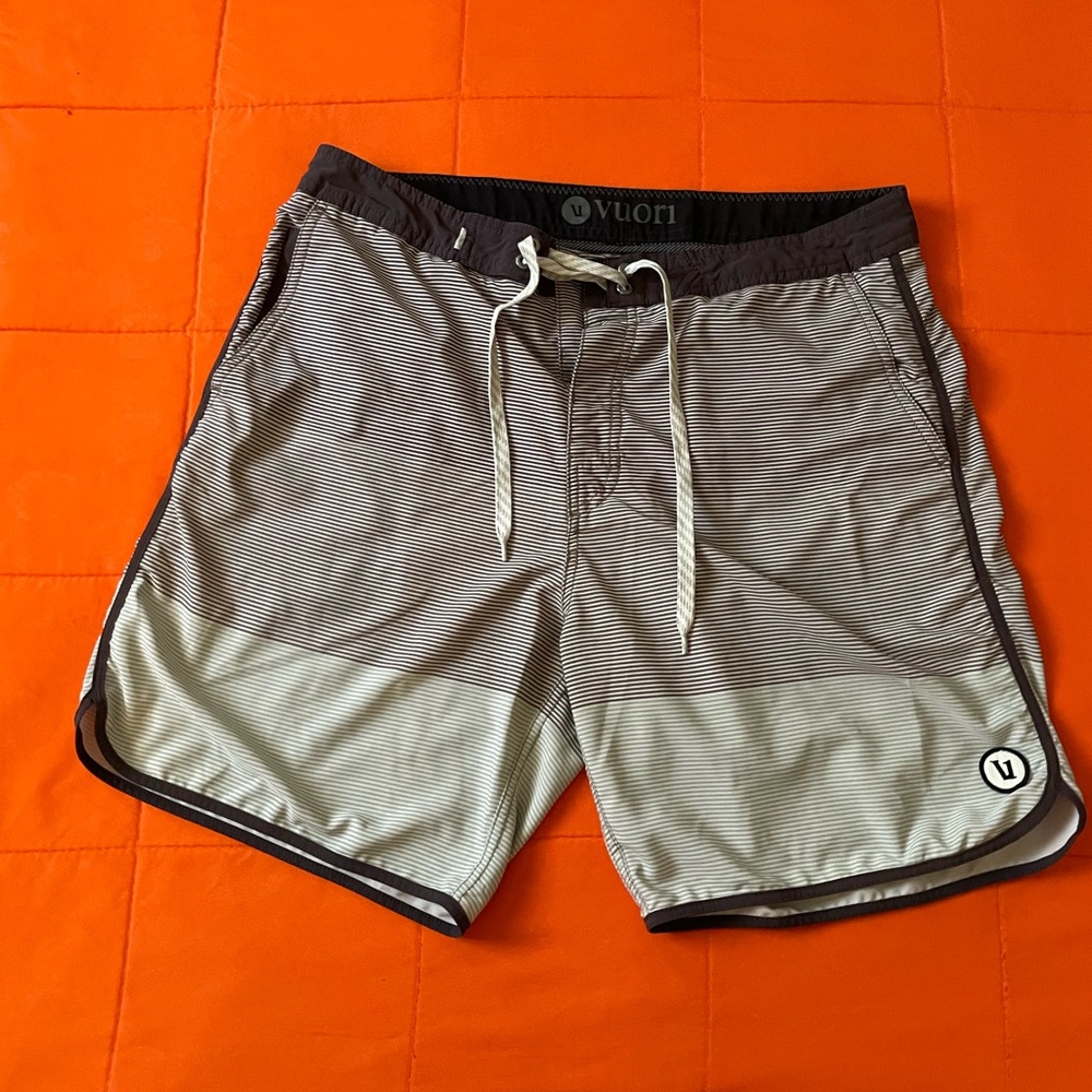Vuori Cruise Board Shorts Striped Men's Size 33